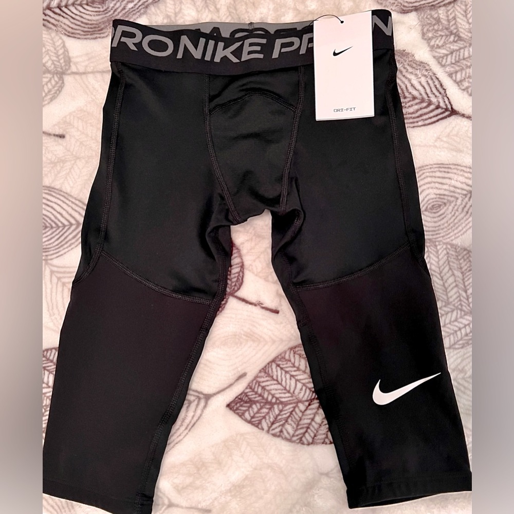 Nike Pro
Big Kids’ (Boys’) 3/4-Length Tights